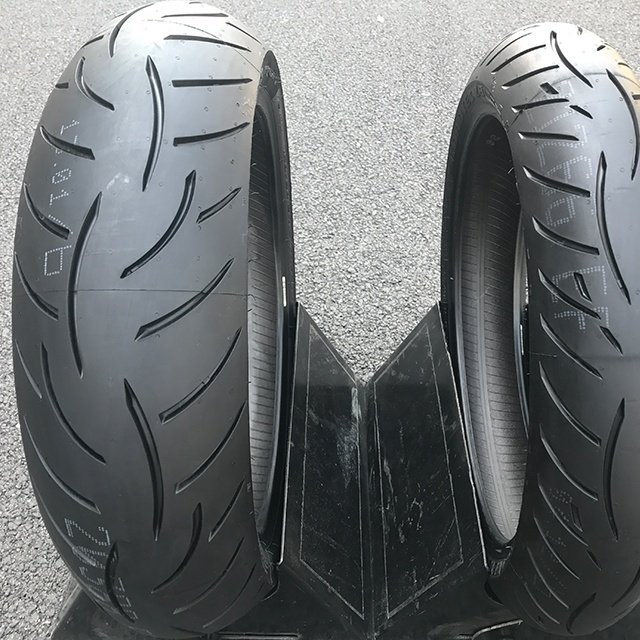 Motorcycle tire tread Roadtec Z8 120 70 ZR 17 M/C and 180/55 ZR 17 M/C