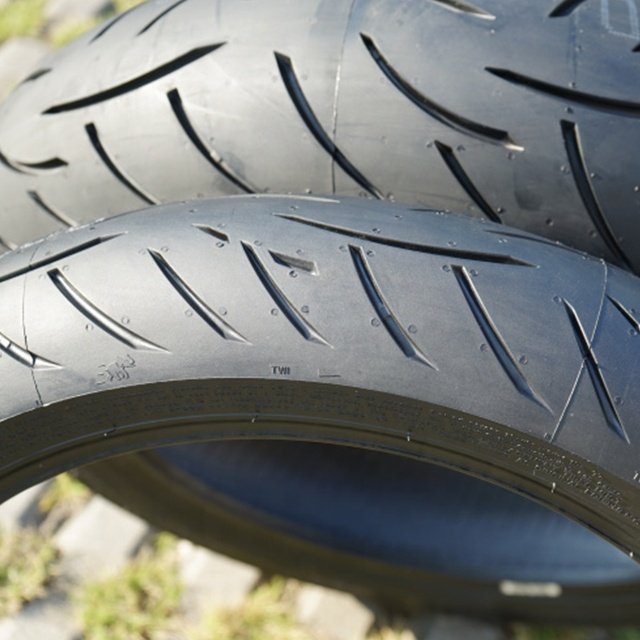 Motorcycle tire tread Roadtec Z8 120 70 ZR 17 M/C and 180/55 ZR 17 M/C