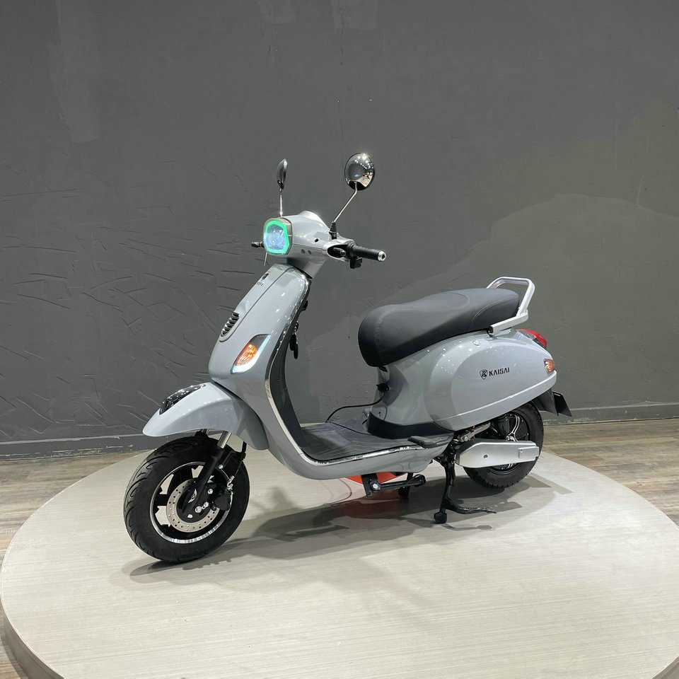 Factory Directly Sale Electric Moped 2000w Scooty Ckd Ev Scooters Powerful Adult Cargo Bike 2 Wheel Kick Motorcycle Disc Brake