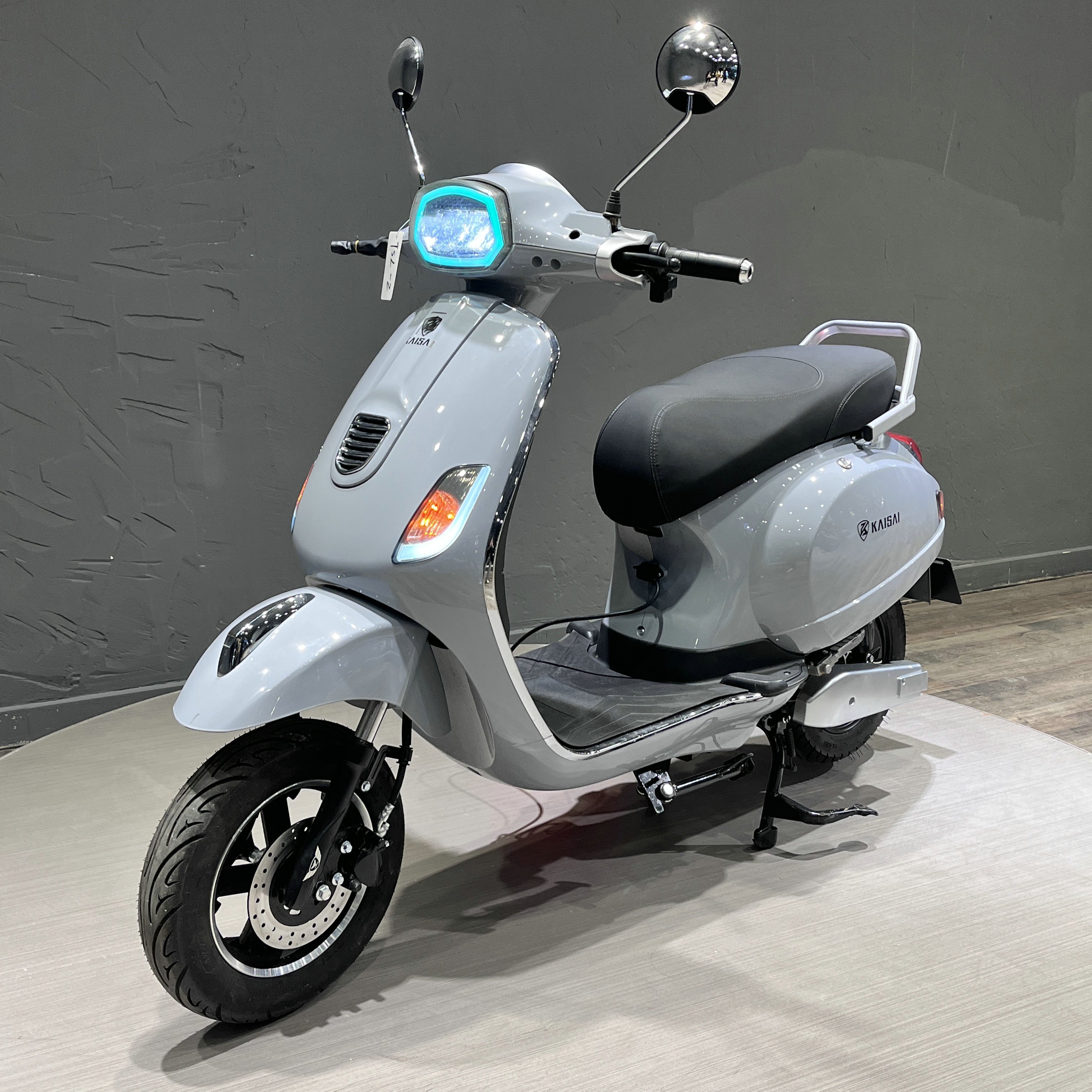 Factory Directly Sale Electric Moped 2000w Scooty Ckd Ev Scooters Powerful Adult Cargo Bike 2 Wheel Kick Motorcycle Disc Brake