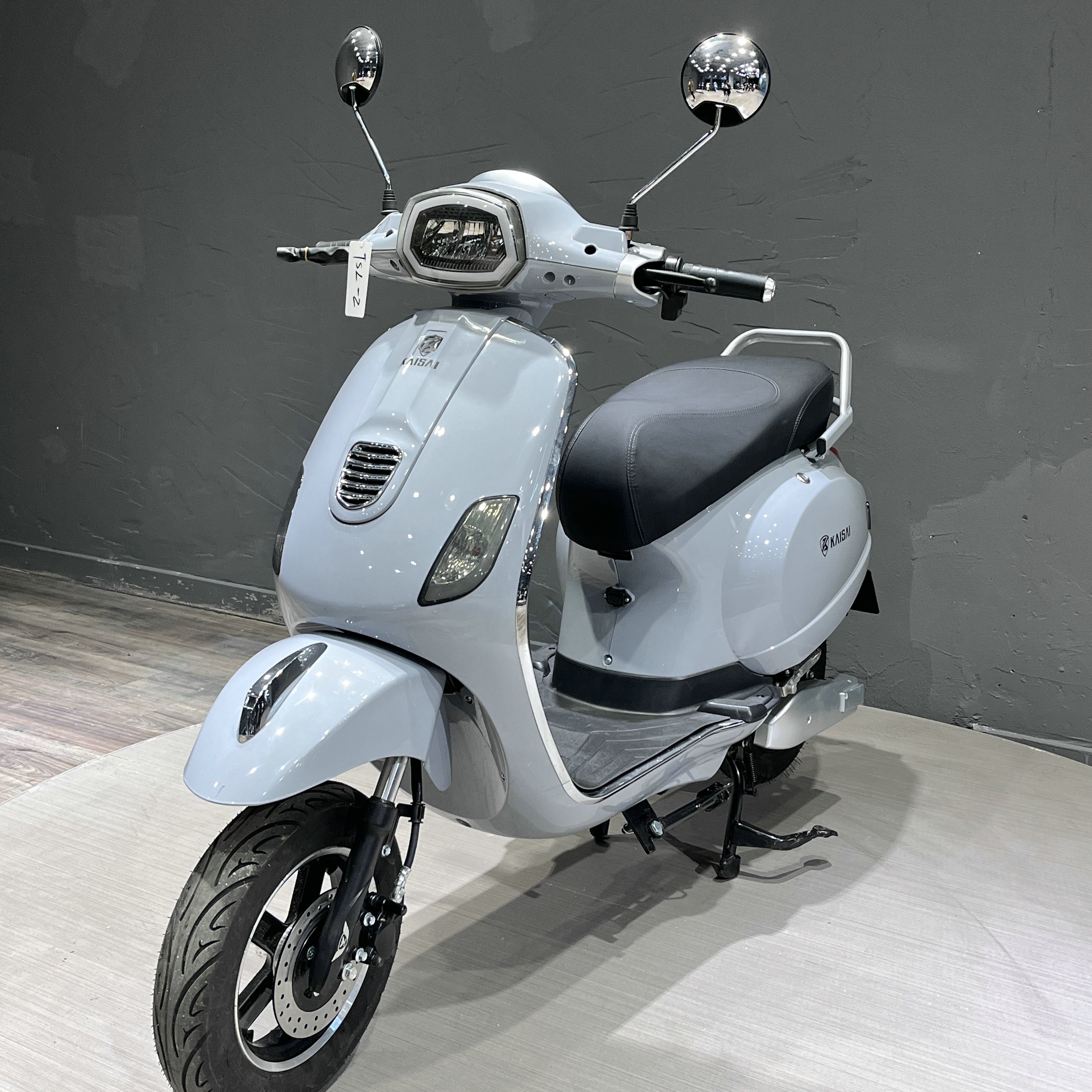 Factory Directly Sale Electric Moped 2000w Scooty Ckd Ev Scooters Powerful Adult Cargo Bike 2 Wheel Kick Motorcycle Disc Brake