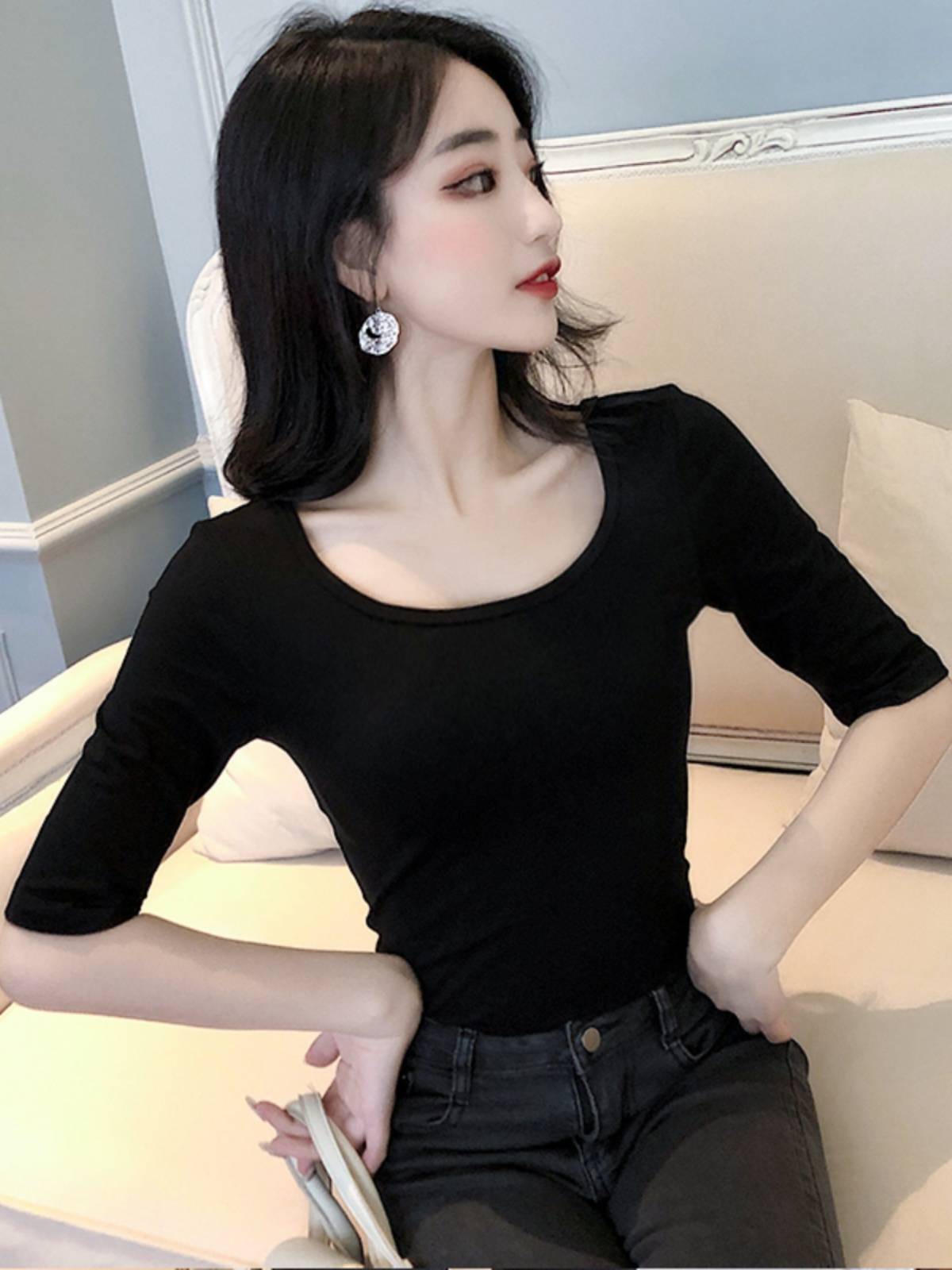 black-sleeved t-shirt ballet with a t-shirt and a t-shirt and a t-shirt and a half a t-shirt