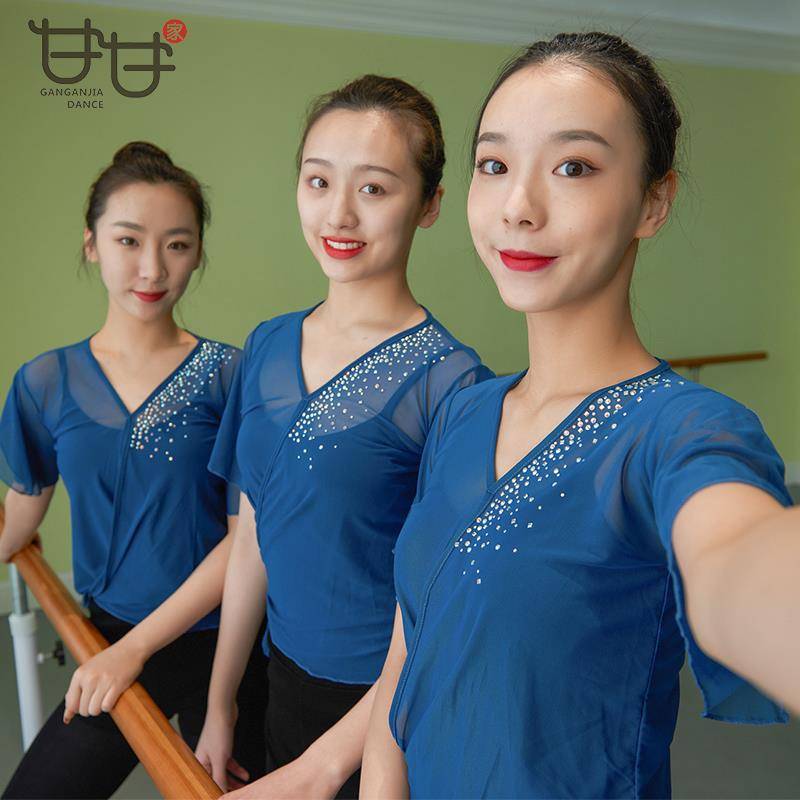 The high-class classical dancers performed a dance in ballet and a tiara in the top of the tiara