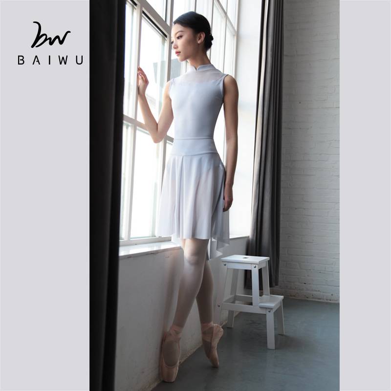 The new ballet dance adult in the Baiwu Dance Garden is a long skirt in the middle of the long skirt in the body