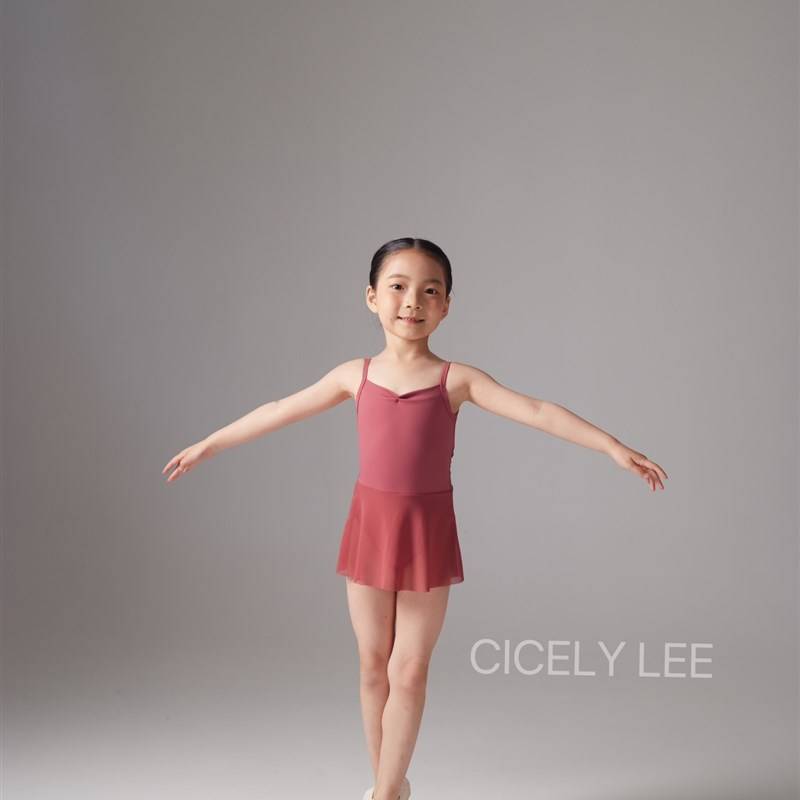 Cerselli Lee's twirling back and twirl and ballet