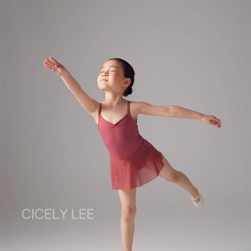 Cerselli Lee's twirling back and twirl and ballet
