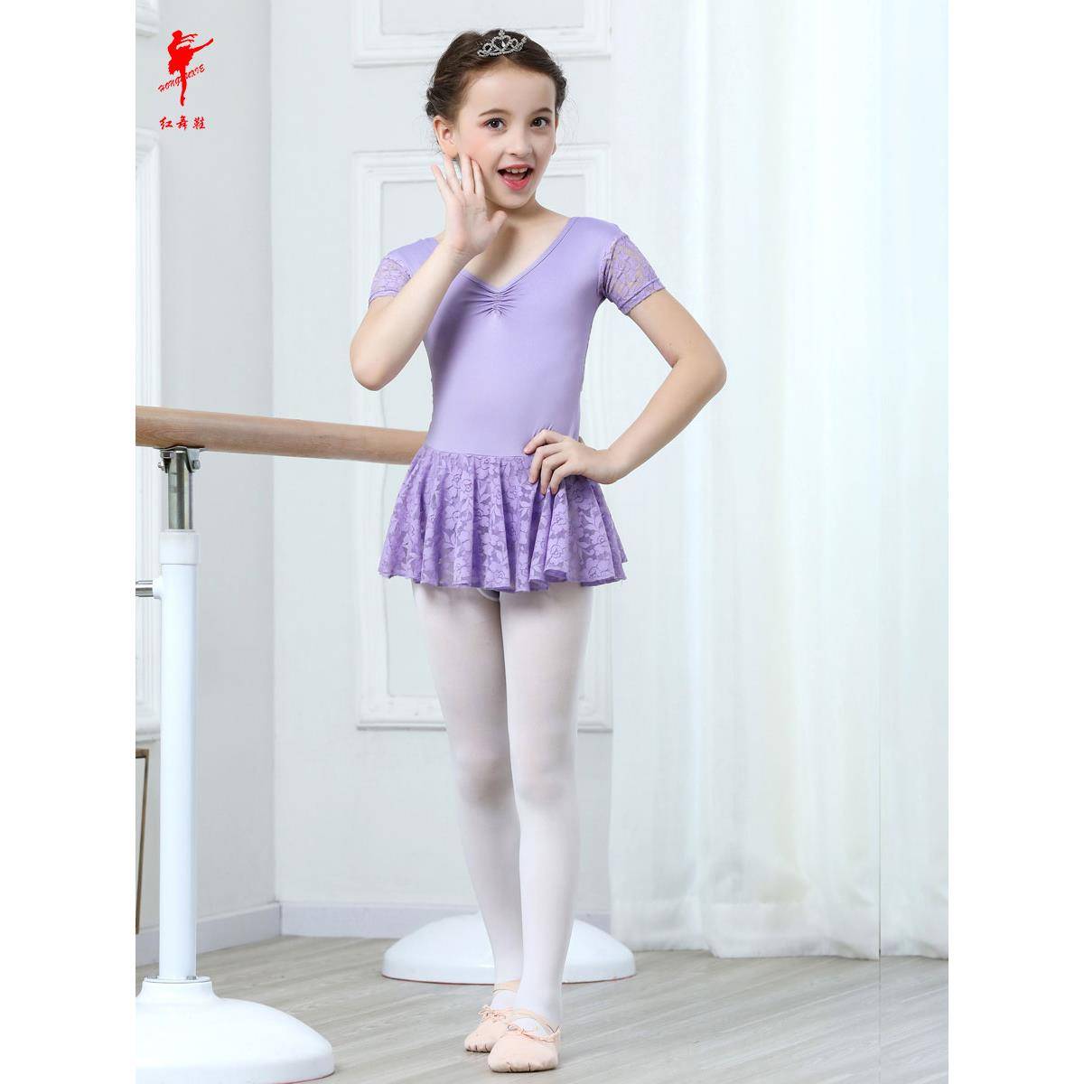 The shoe-child ballet girl dances the dress, the gymnasium gymnasium and the button dance