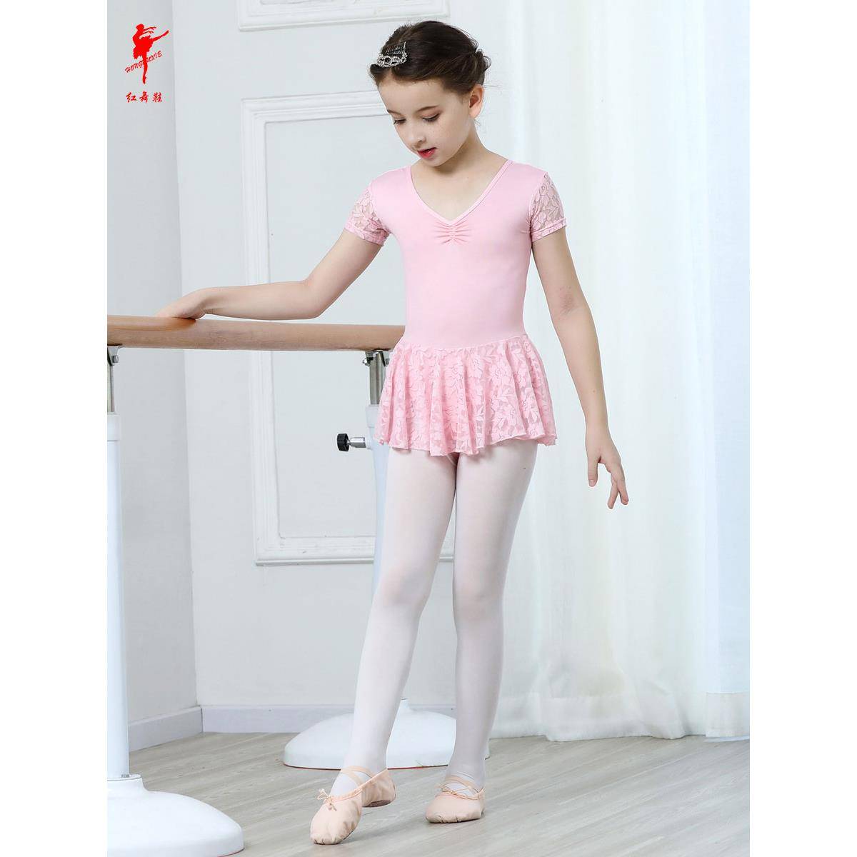The shoe-child ballet girl dances the dress, the gymnasium gymnasium and the button dance