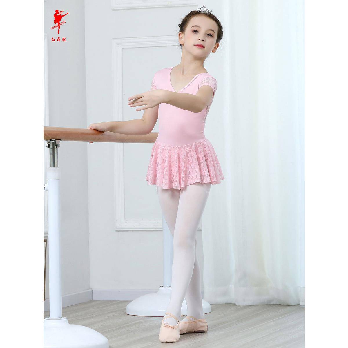 The shoe-child ballet girl dances the dress, the gymnasium gymnasium and the button dance