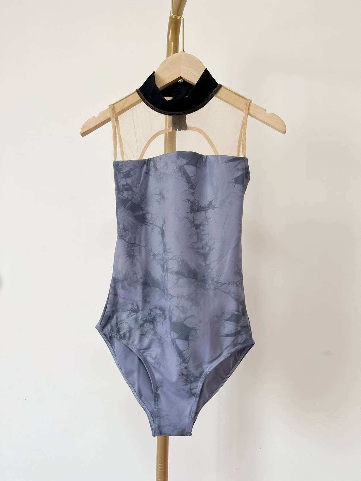 Boni Ballet, an adult in summer, has no head, no back-to-back, body-dressing