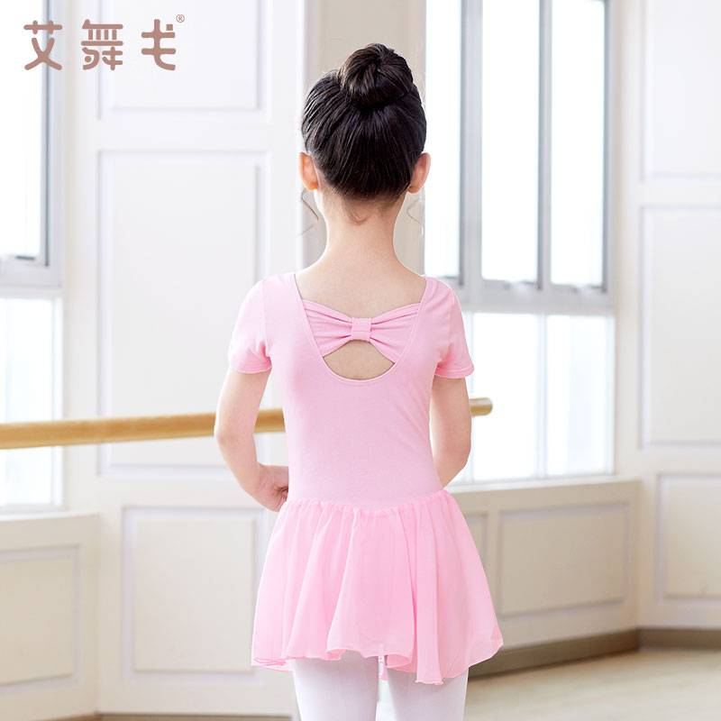 Quick-haired children's dancing and gymnasium girls danced in Chinese dress ballet