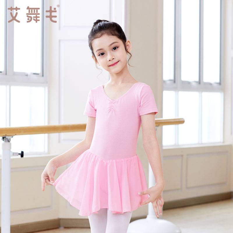 Quick-haired children's dancing and gymnasium girls danced in Chinese dress ballet