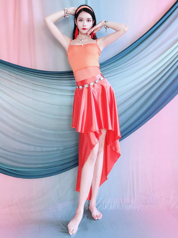 The new belly dance orange -colored open -shoulder hot drill dance skirt is wrapped in a sloping skirt and thin drilling exercise service.