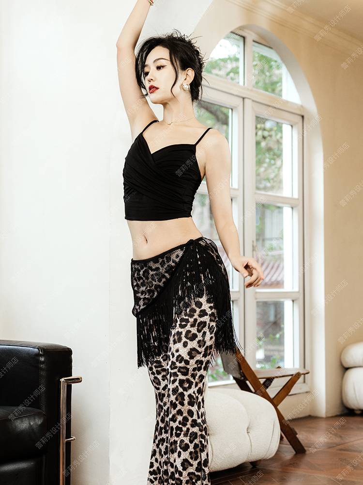 Reilly Show Lee Jing-Jing's new 2024 hot-butt-tip-tip-tip Latin troupe chain