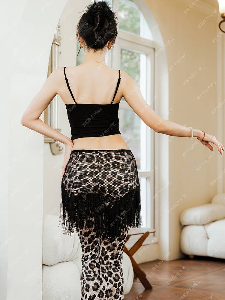 Reilly Show Lee Jing-Jing's new 2024 hot-butt-tip-tip-tip Latin troupe chain