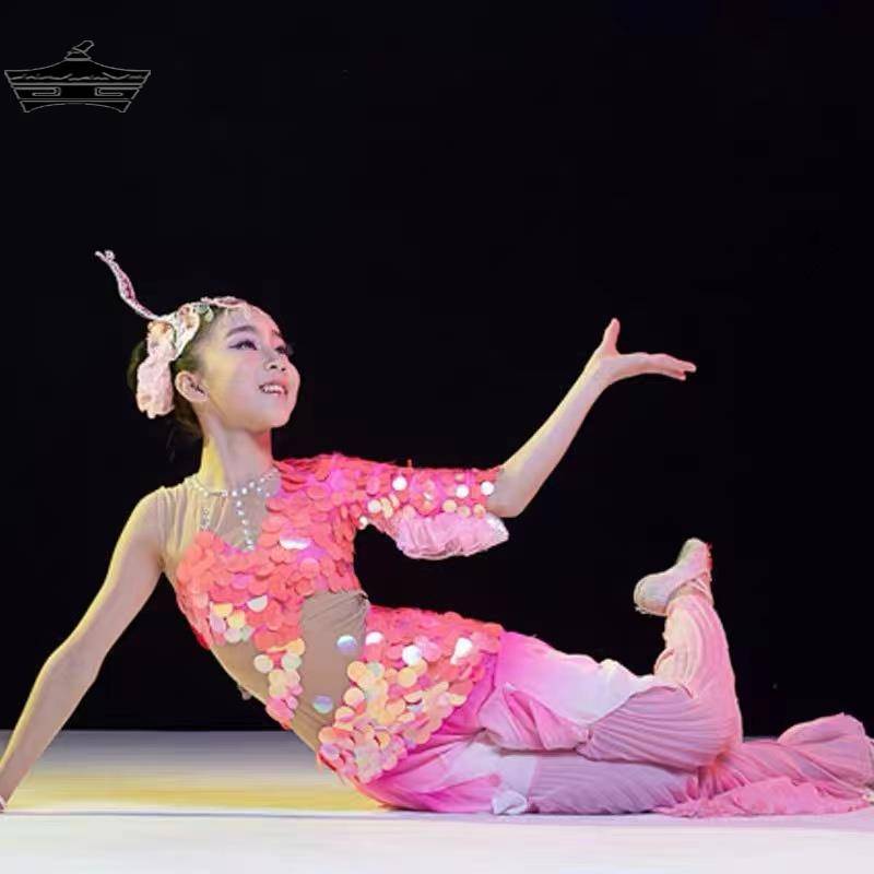 The fish choreographer, the new choreographer, the fish poacher, jumps into the children's classic belly dancer