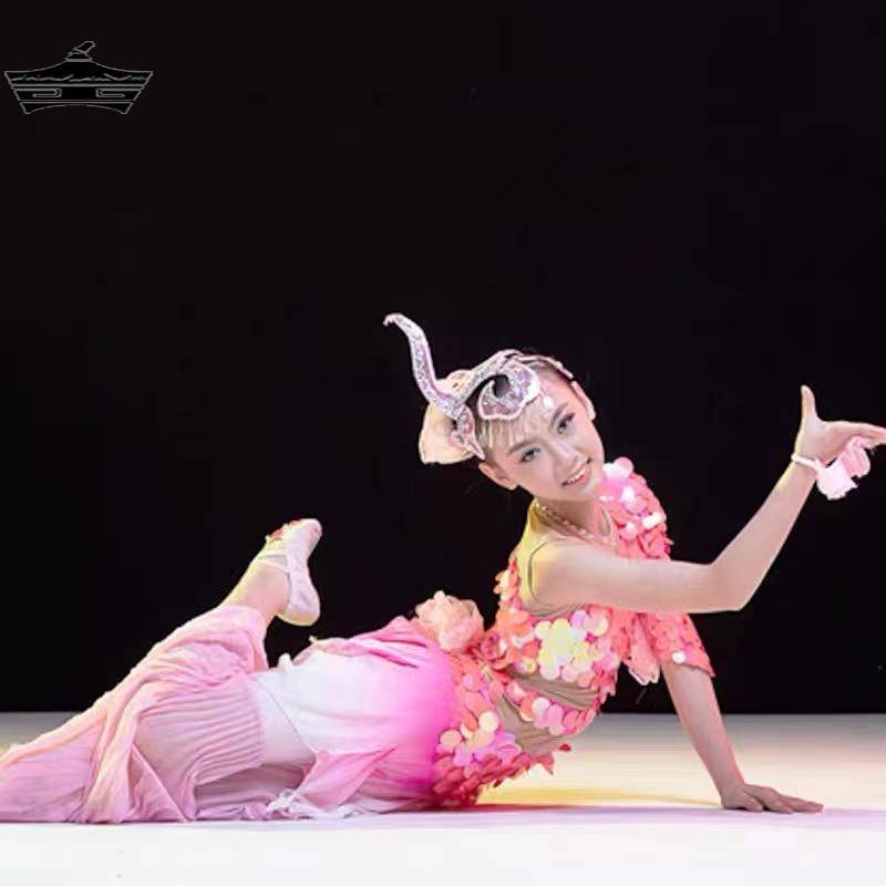 The fish choreographer, the new choreographer, the fish poacher, jumps into the children's classic belly dancer