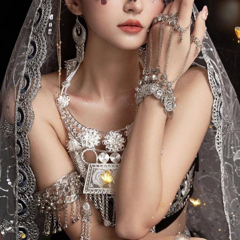 Ethnic wind arms ring ancient wind bracelet belly dance bell bracelet dance bracelet Dunhuang tourism camera metal accessories