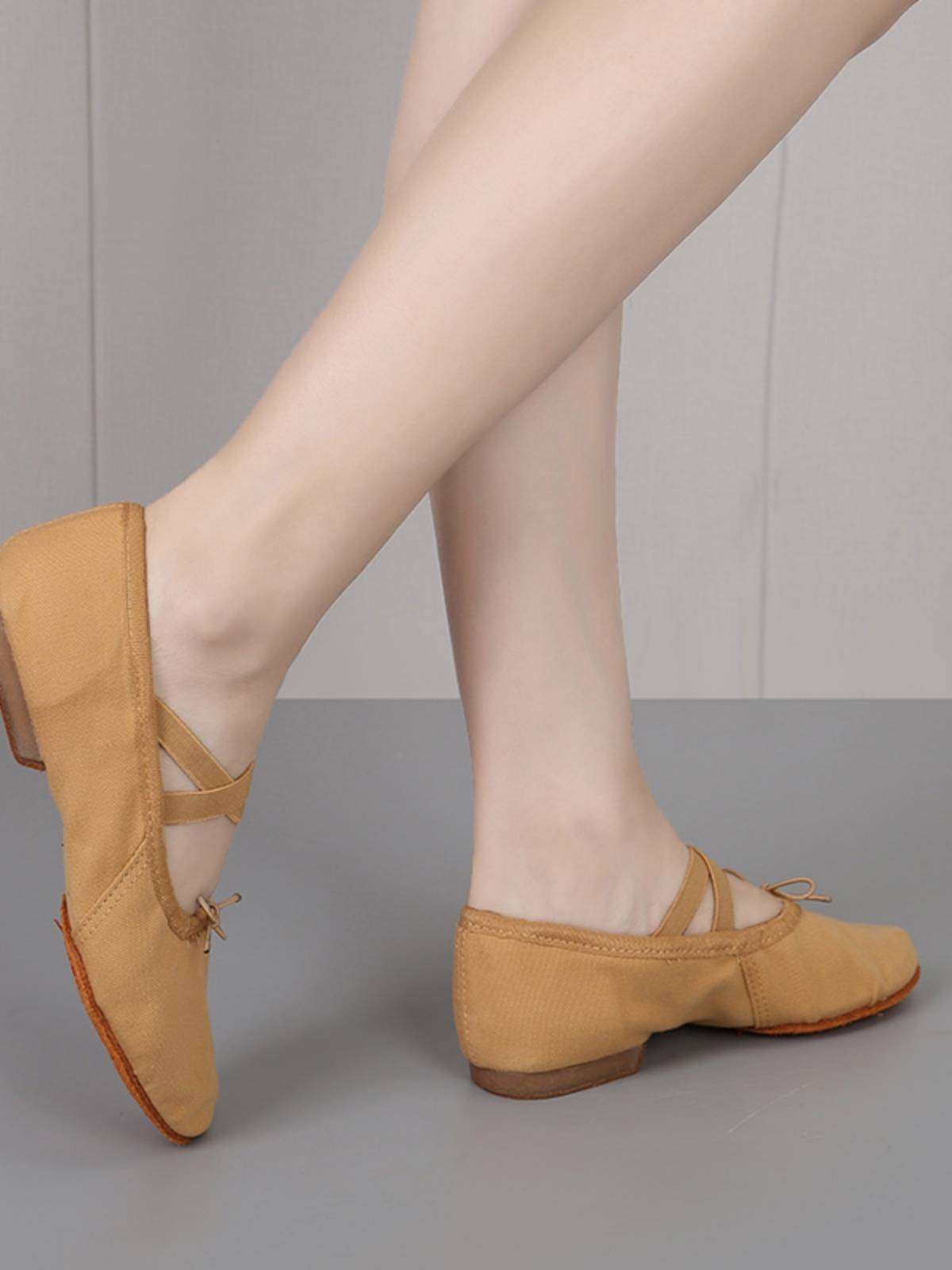 The Zenza teacher's shoe lady with her belly-skin-shoes and her classic ethnic dance shoes