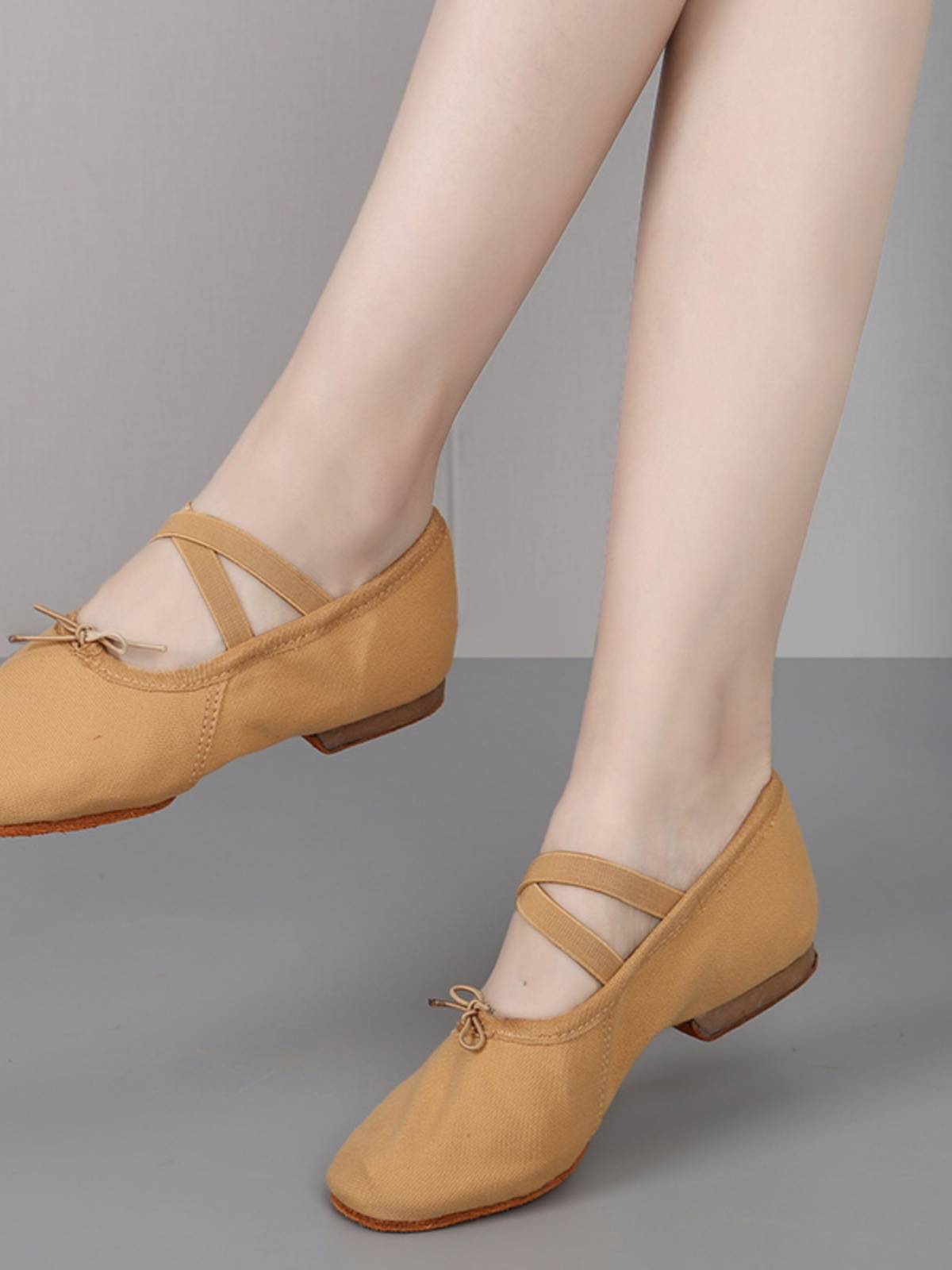 The Zenza teacher's shoe lady with her belly-skin-shoes and her classic ethnic dance shoes