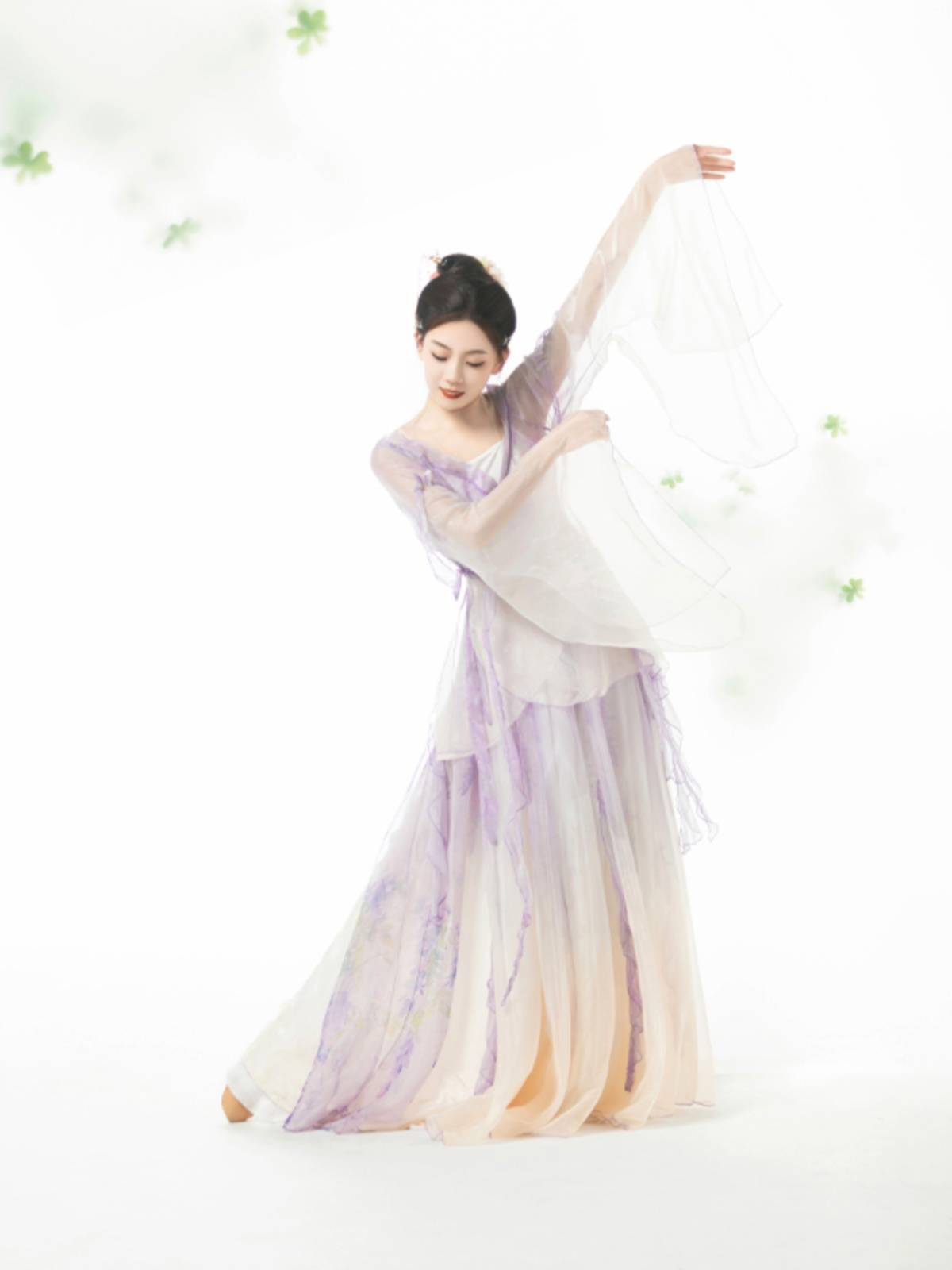 The bouquets of the classic dance dress run around with a big left-left co-worker
