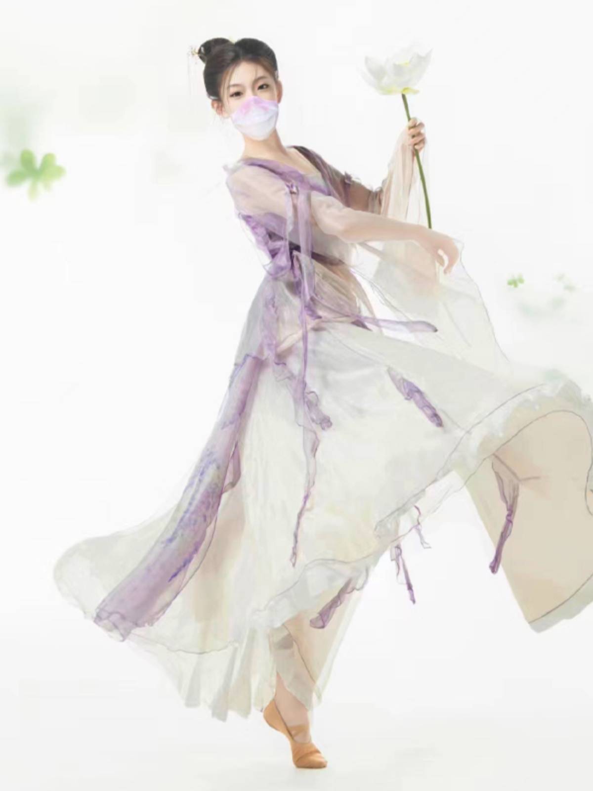 The bouquets of the classic dance dress run around with a big left-left co-worker