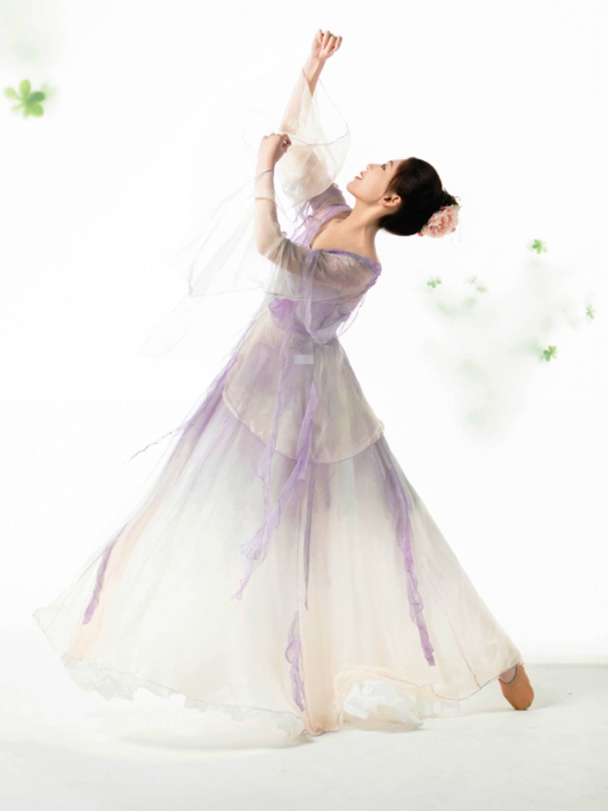 The bouquets of the classic dance dress run around with a big left-left co-worker