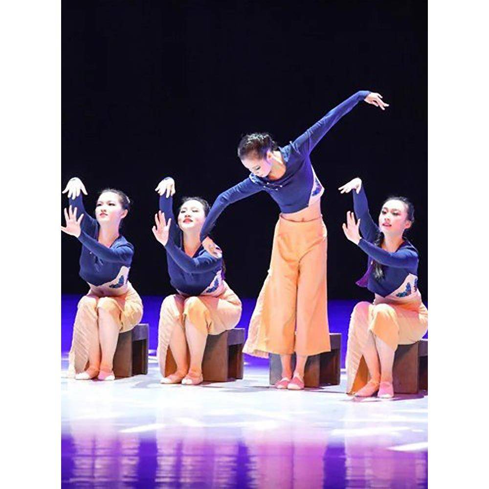 Springing Federal Gala Puqiao the same night performing the bridge
