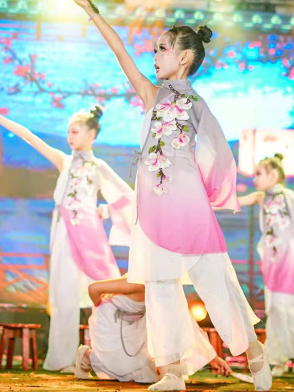 Children's dance performance clothes Qiaoyue dressing shows the same rouge makeup classical dance costume props and stool mirrors