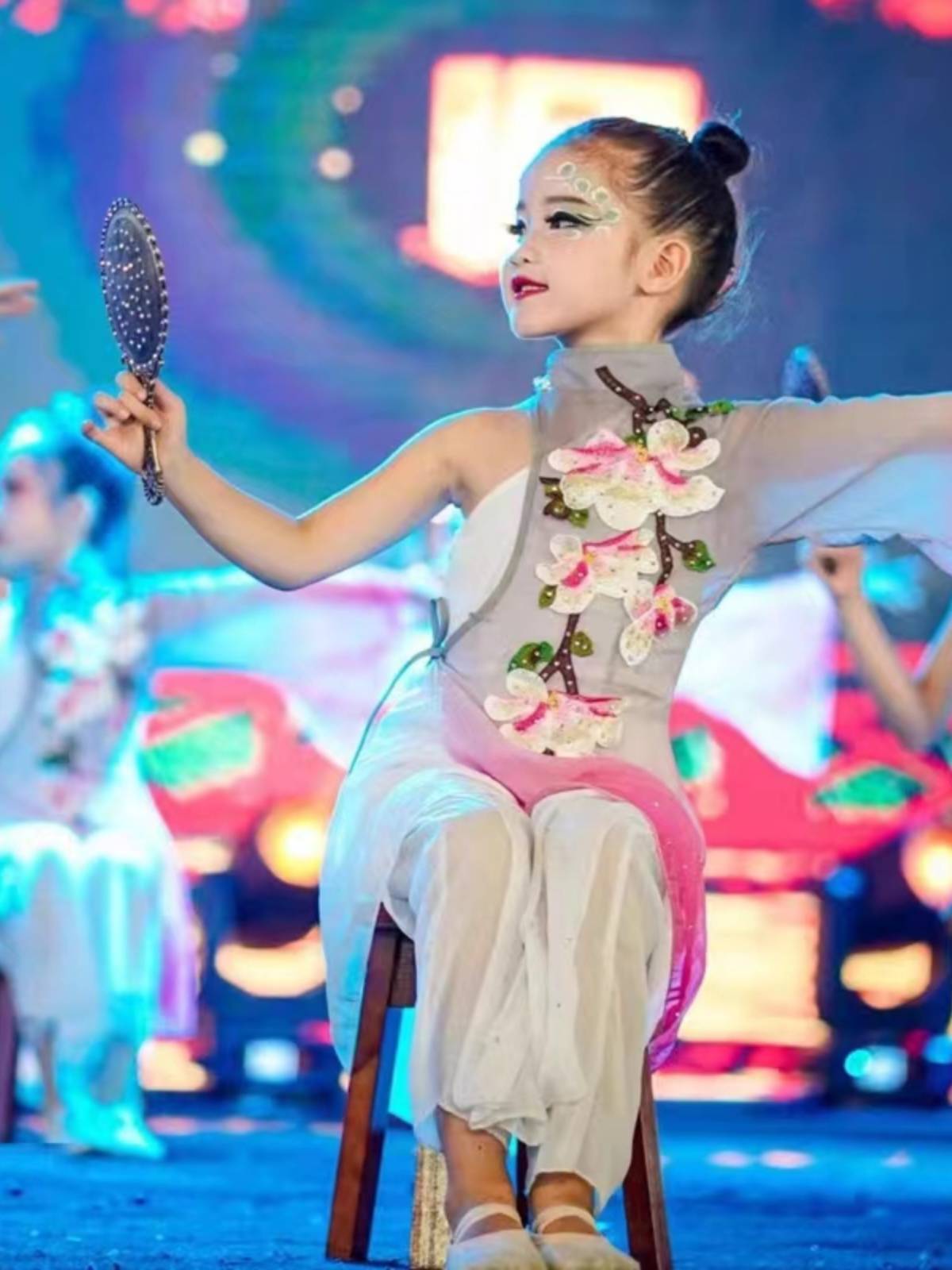 Children's dance performance clothes Qiaoyue dressing shows the same rouge makeup classical dance costume props and stool mirrors