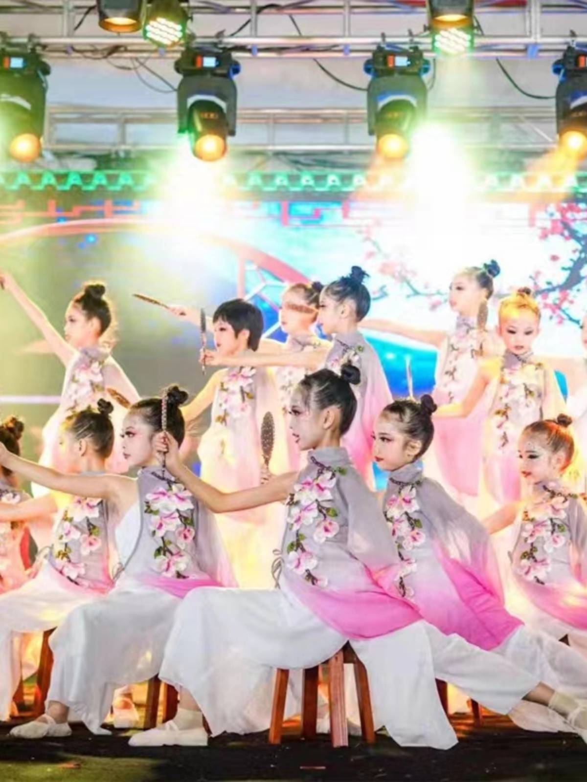 Children's dance performance clothes Qiaoyue dressing shows the same rouge makeup classical dance costume props and stool mirrors