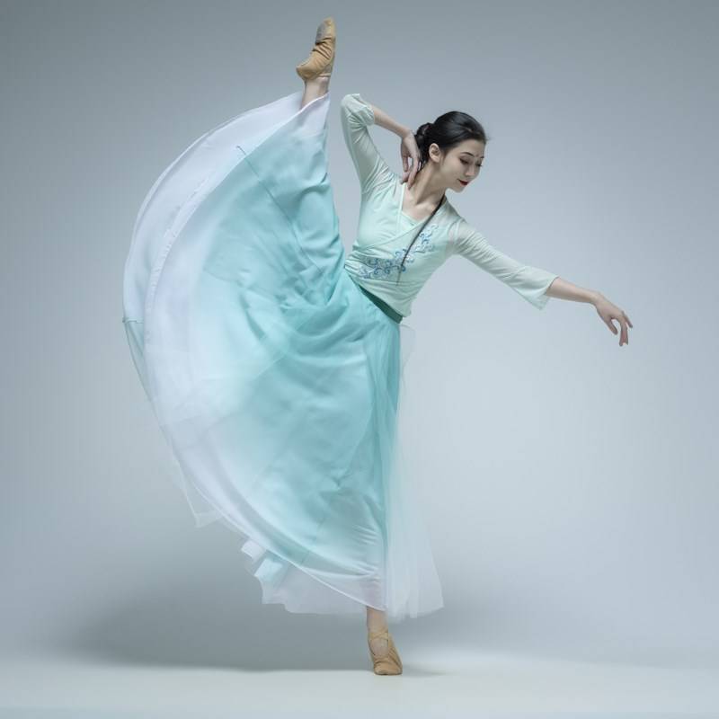This year's popular classical dance performances, women's elegant new service, Ji Yuchun, umbrella dance, Hantang University