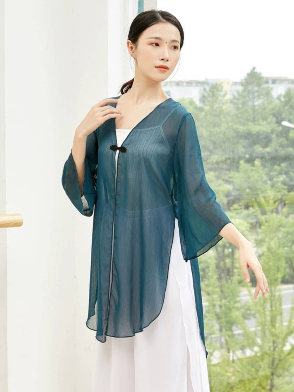 Classical dance exercise, female adult jacket, elegant loose cardigan dance, showing the shape body