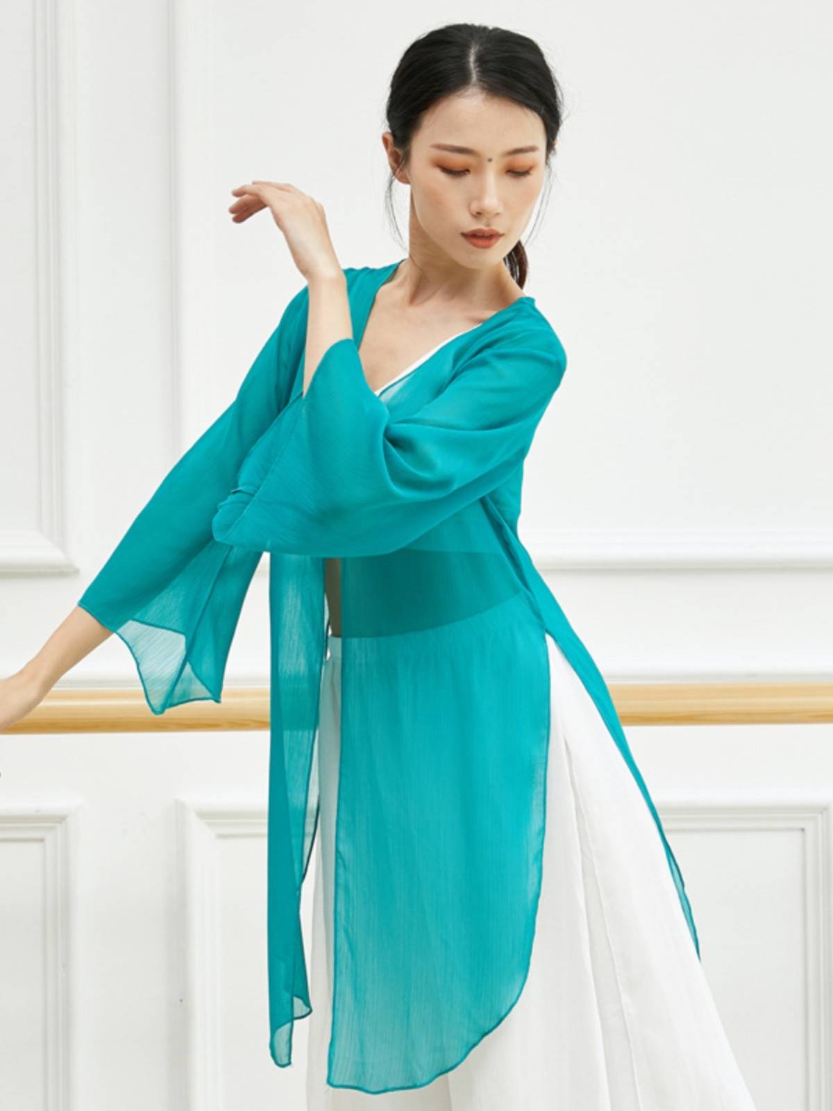 Classical dance exercise, female adult jacket, elegant loose cardigan dance, showing the shape body