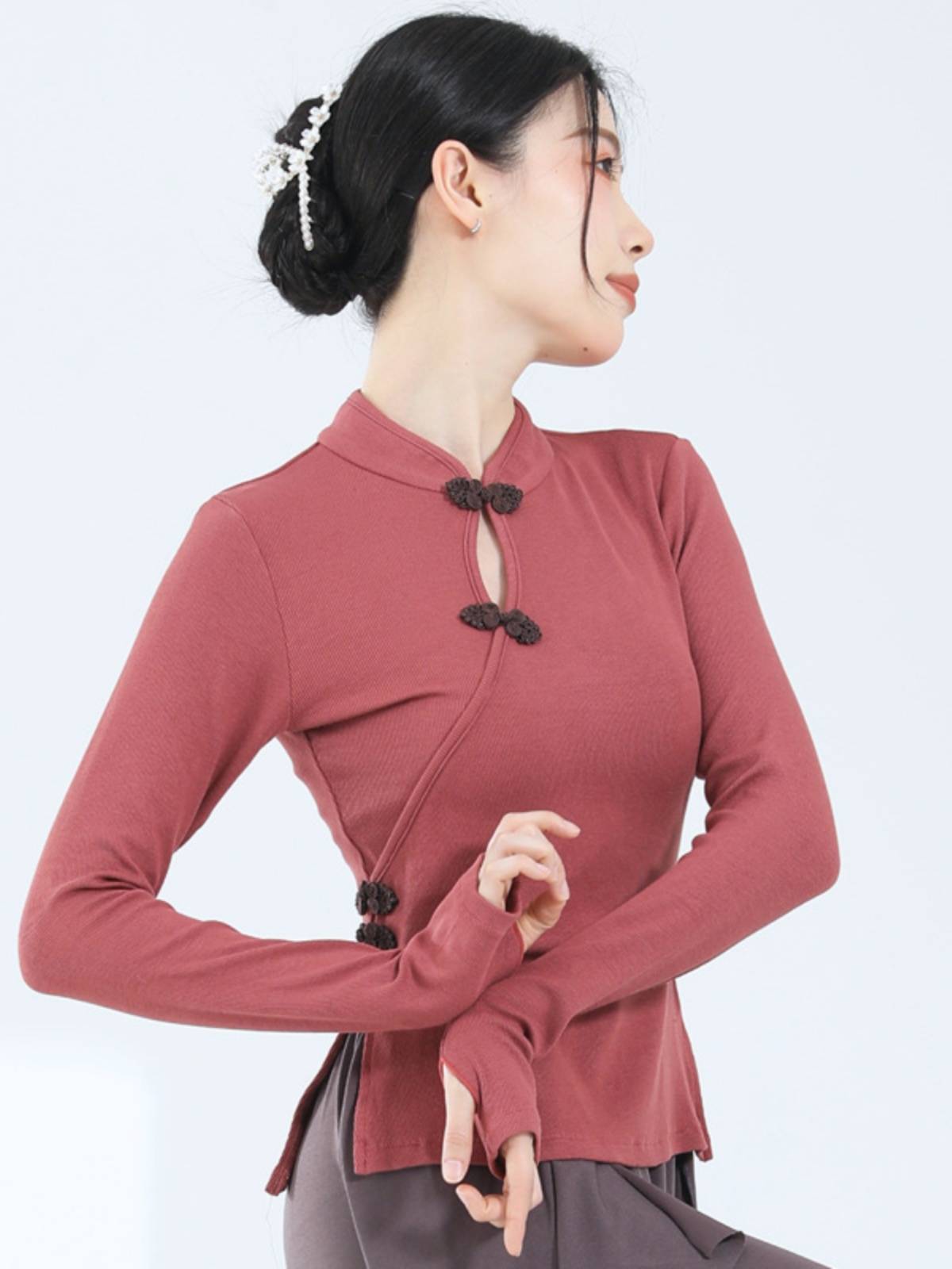 Classical dance dance clothing fashion hollowed -out plate buckle cheongsam collar long sleeve slim body thin body clothing exercises