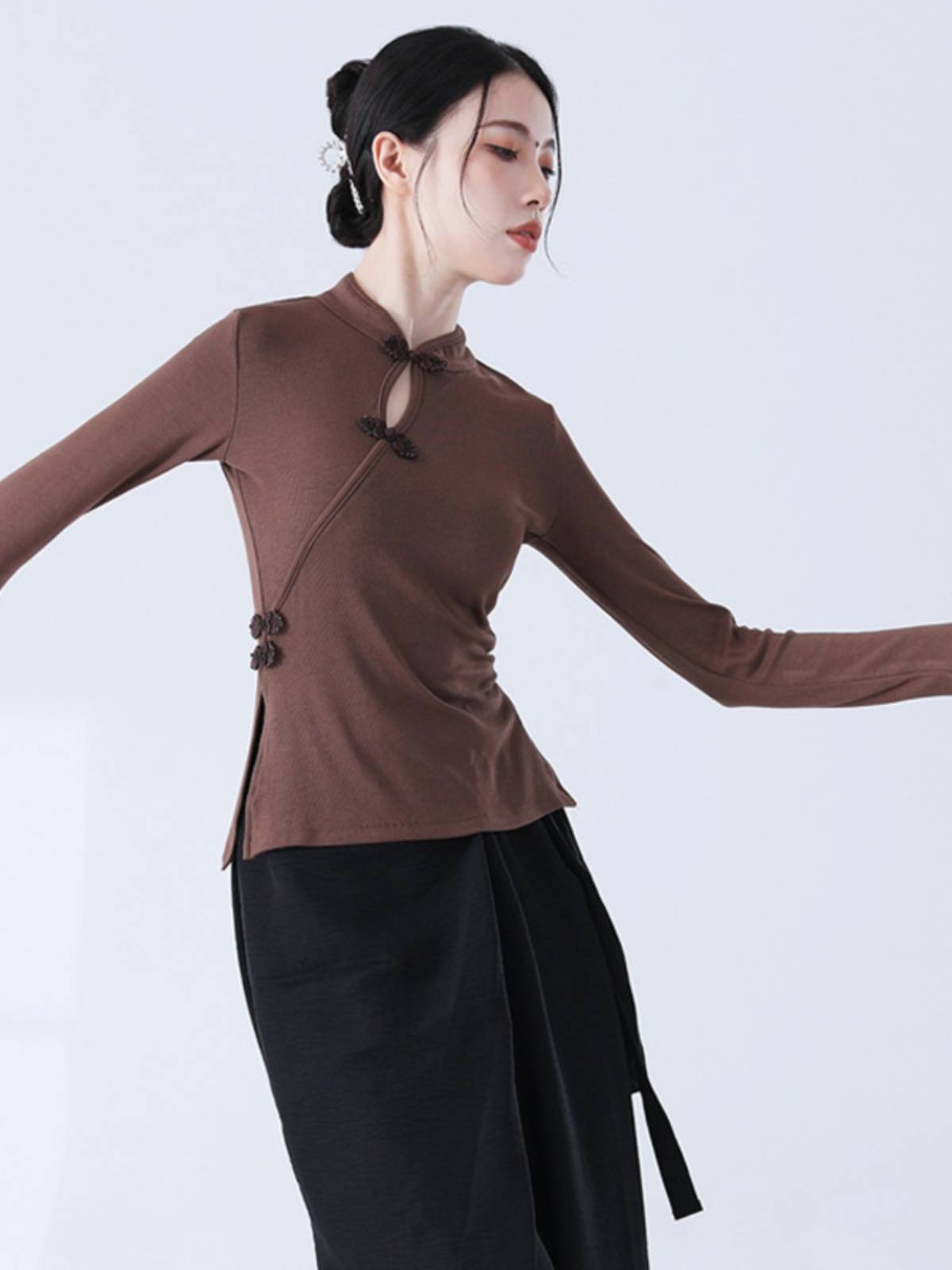 Classical dance dance clothing fashion hollowed -out plate buckle cheongsam collar long sleeve slim body thin body clothing exercises