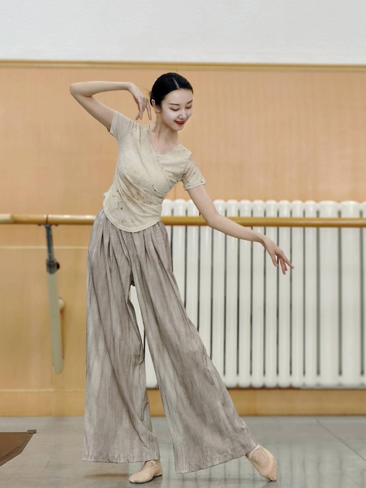 Classical dance exercise girls in summer new Chinese national wind short -sleeved dancing shirt Modern dance suit printing body charm