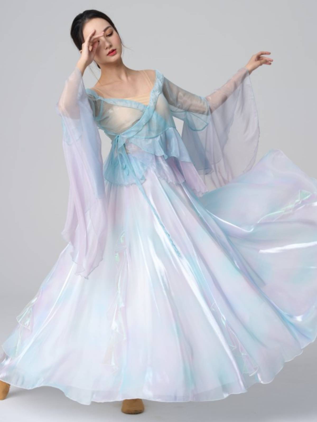 A small jellyfish classical dance performance shows the clothing Han and Tang Dynasty art test, the merit, the clothing of the rhyme, the big skirt, the elegant girl