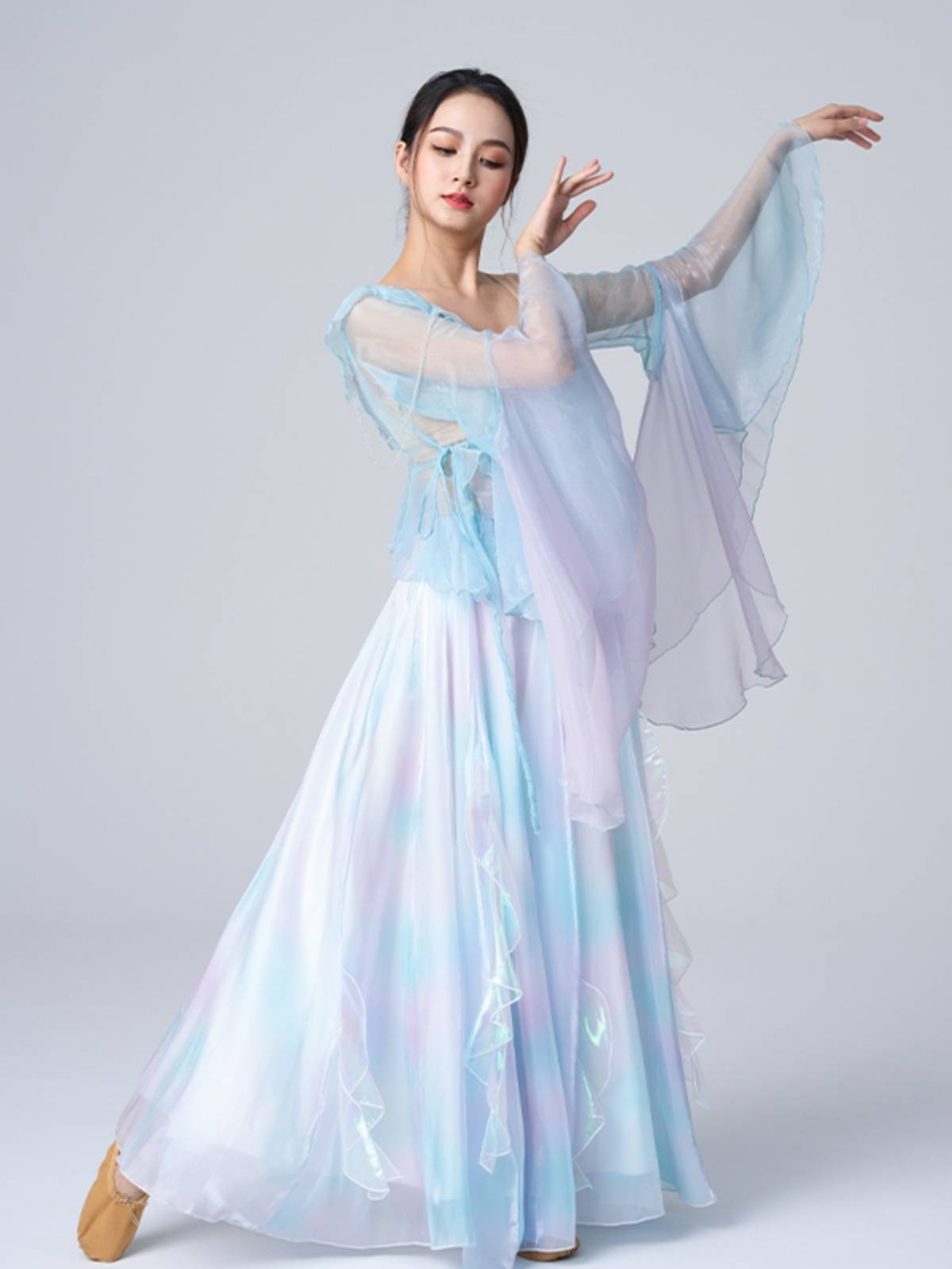 A small jellyfish classical dance performance shows the clothing Han and Tang Dynasty art test, the merit, the clothing of the rhyme, the big skirt, the elegant girl