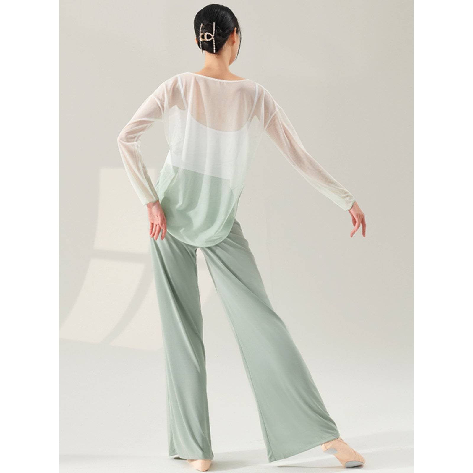 Diccannon's Classic Clothes of Gradually Changed Clothes, and the adult national dance in the Rhyming Shirts was Chinese dance