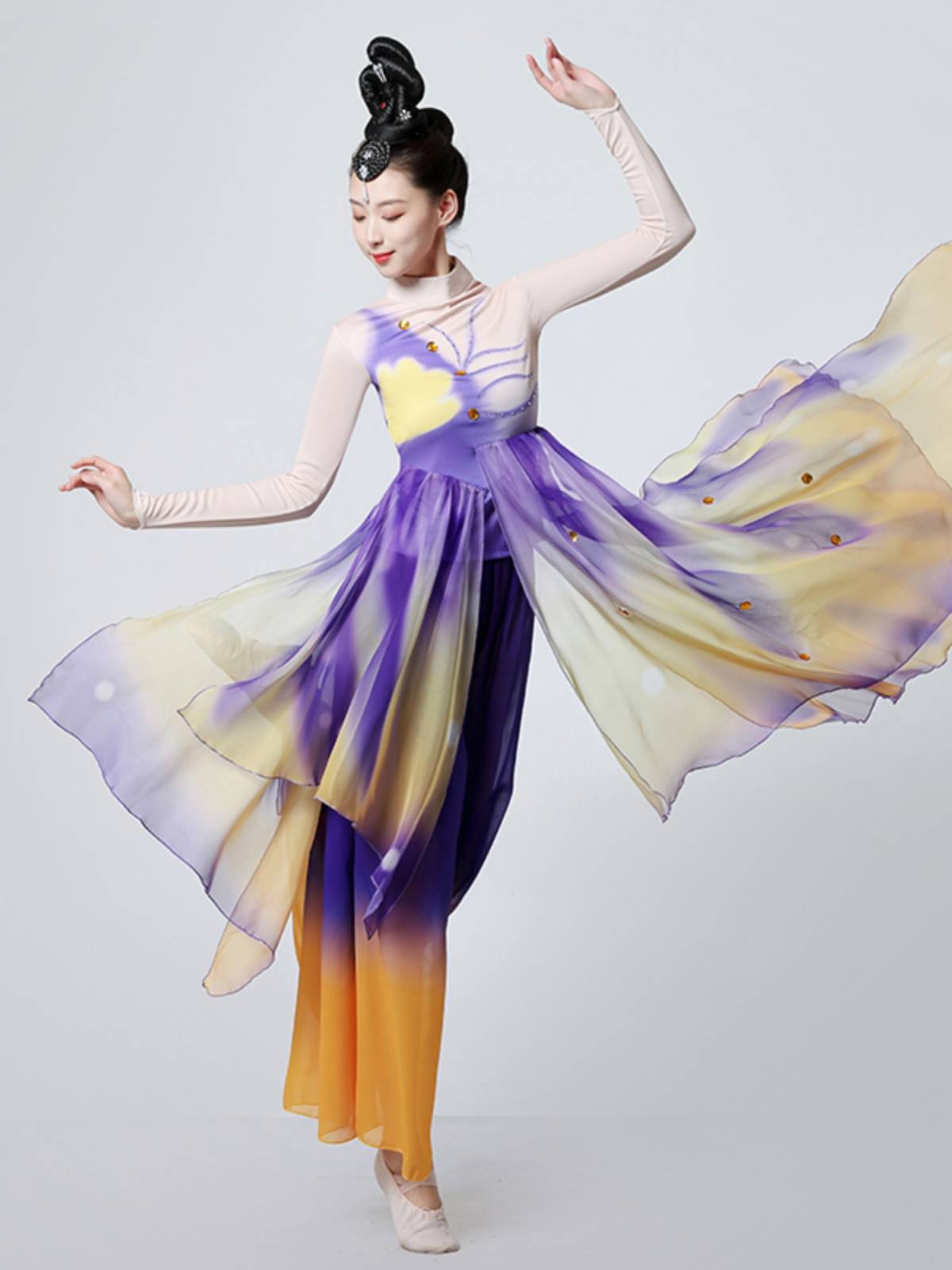 The new classical dance eighteen butterfly dream butterfly flying dance art test is elegant and gradient dance, fan dance watch, fairy