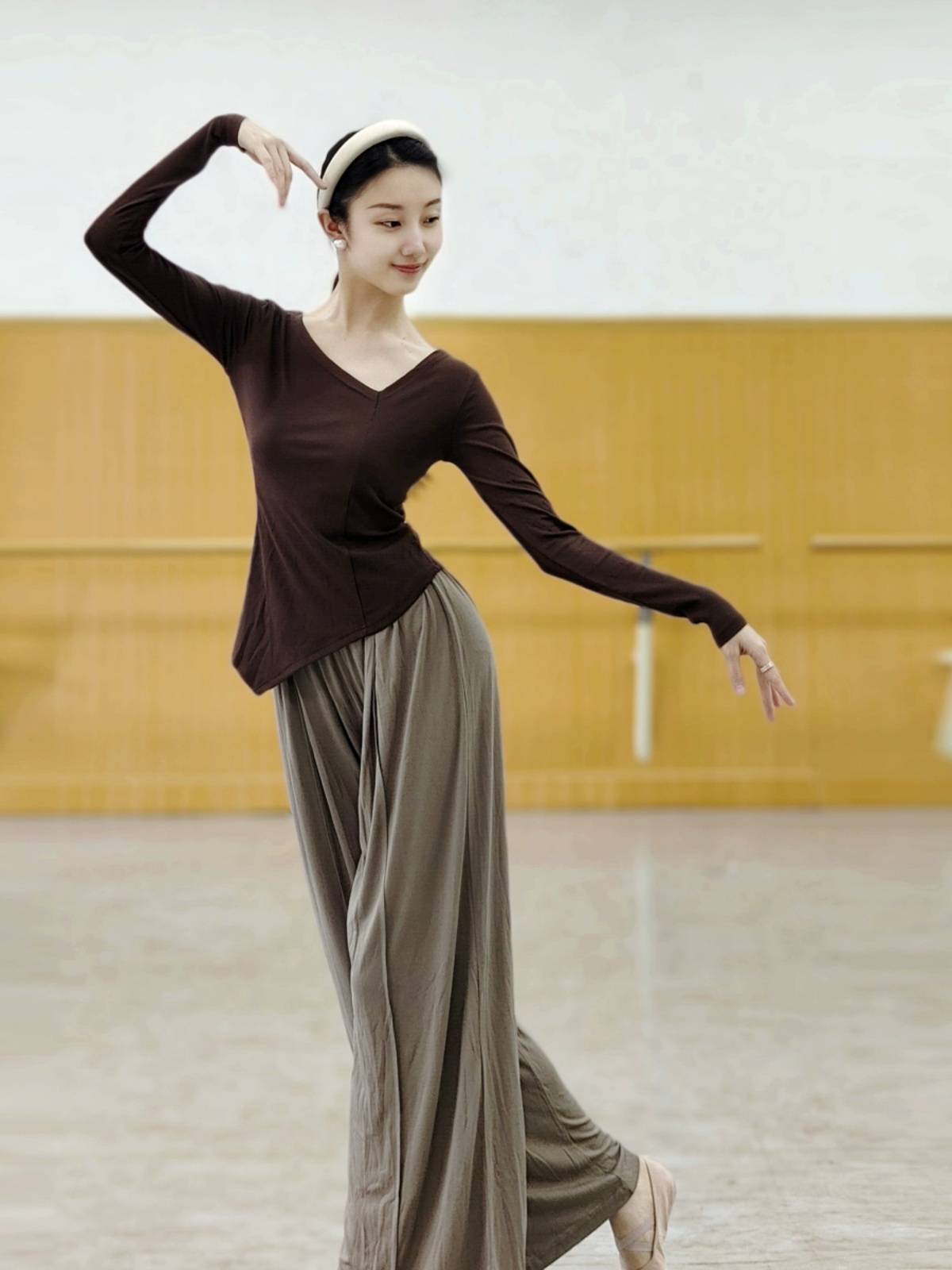 Modern Dance Spring and Summer Dance Practice Services Top Classical Dance Professional Todels Training Severe Long -sleeved Clothing Female Art Test