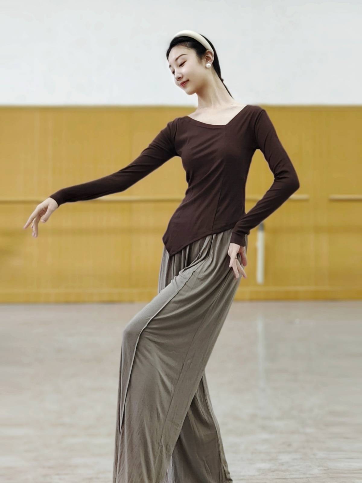Modern Dance Spring and Summer Dance Practice Services Top Classical Dance Professional Todels Training Severe Long -sleeved Clothing Female Art Test