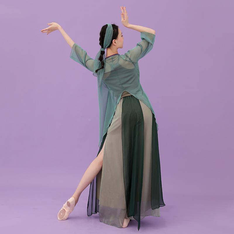 The Chinese dress suit was staged by the women in modern classical dance