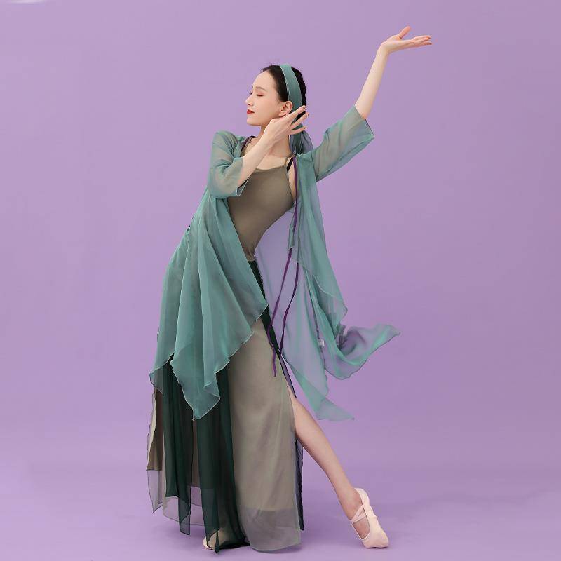 The Chinese dress suit was staged by the women in modern classical dance