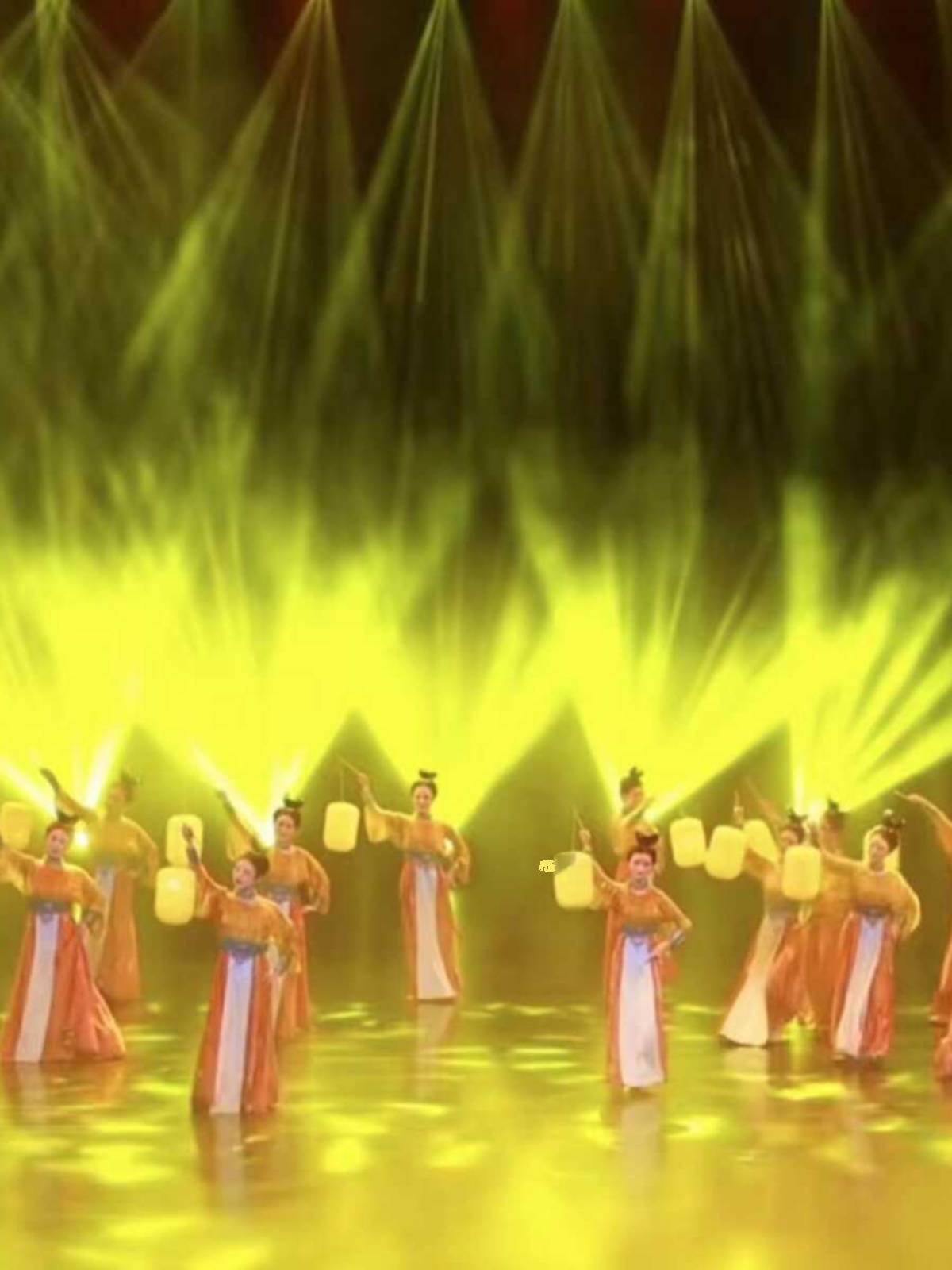 Women's group dancers Monthly Dance Classical Dance Performance Services Hanfu Skirt Chinese Wind Flowers Women's Lantern Proposal