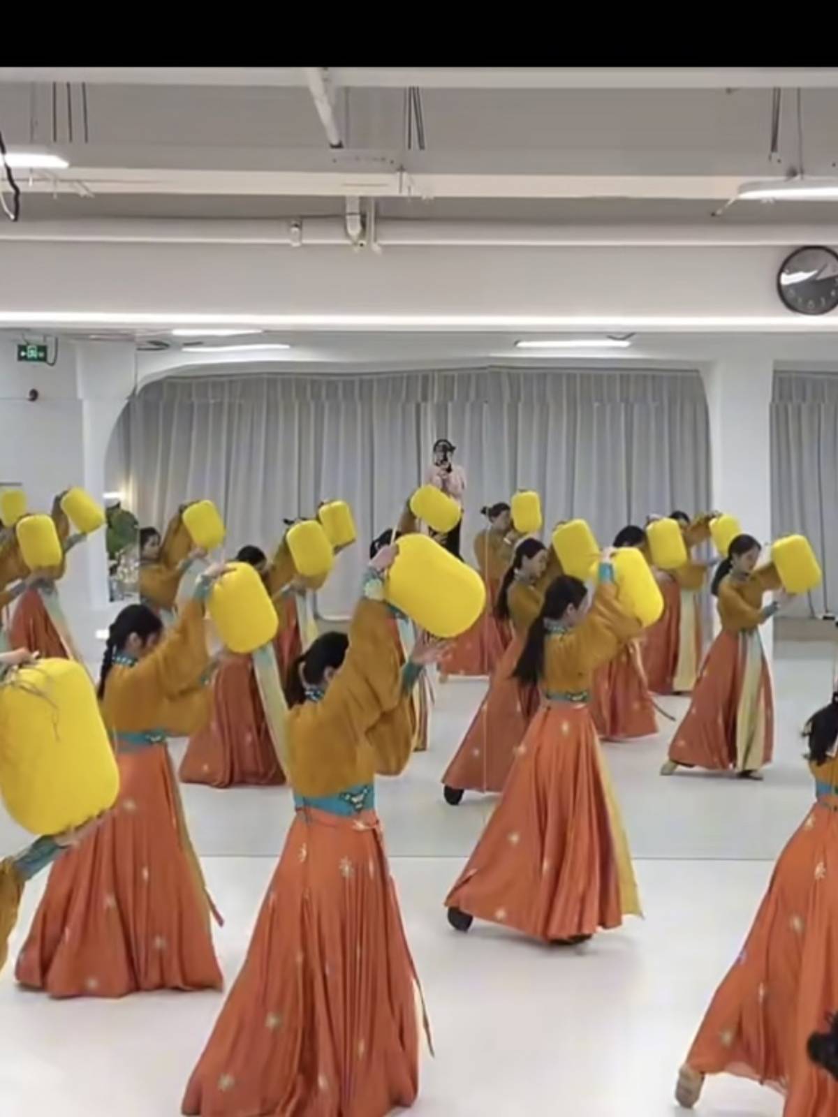 Women's group dancers Monthly Dance Classical Dance Performance Services Hanfu Skirt Chinese Wind Flowers Women's Lantern Proposal