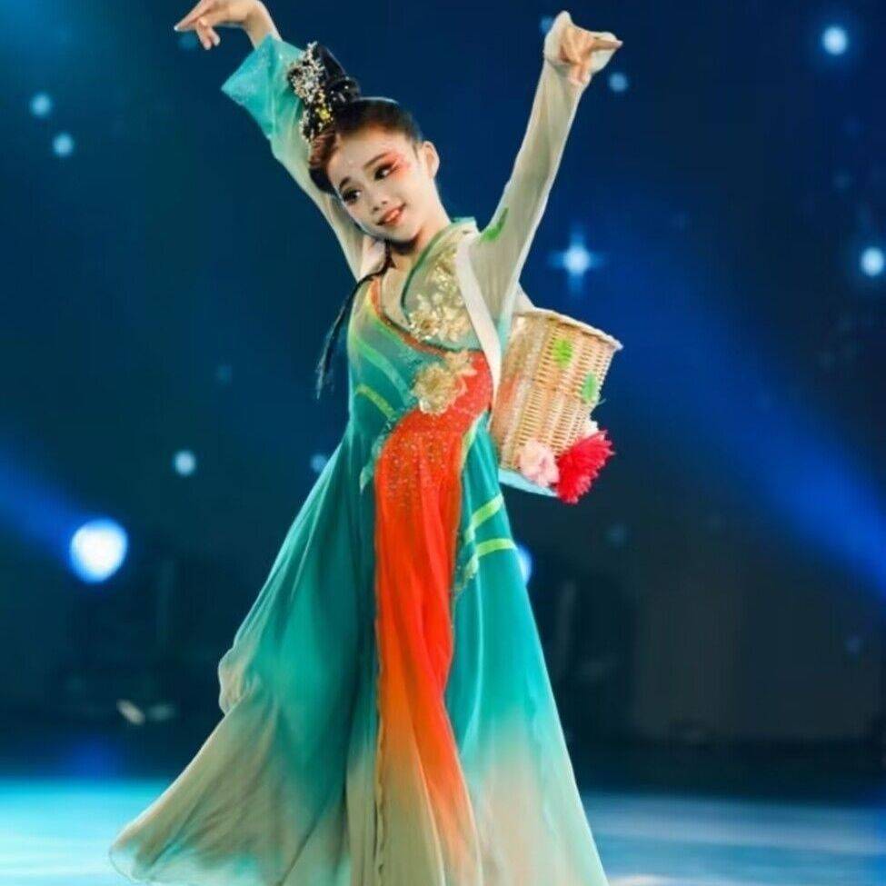 Qiu Tung Tung-tung's Qi-Tung Qi Fong-tung costume