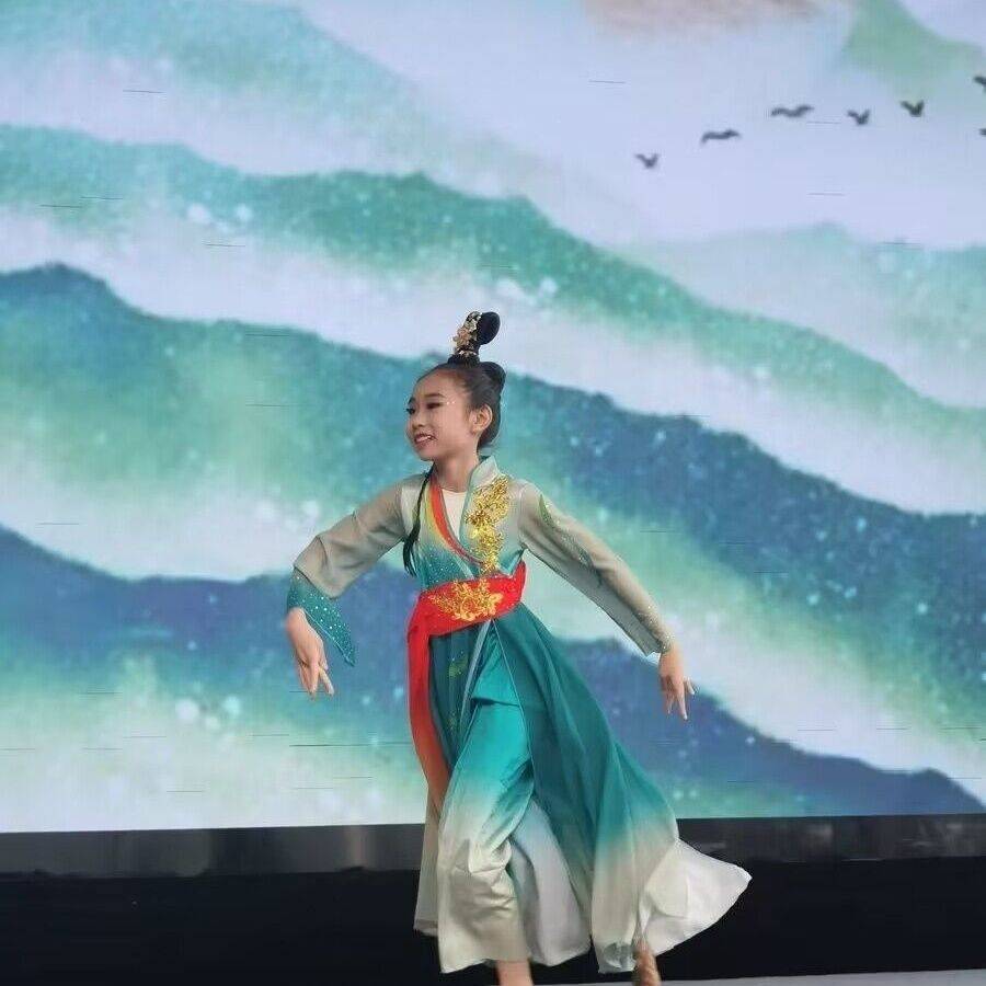 Qiu Tung Tung-tung's Qi-Tung Qi Fong-tung costume