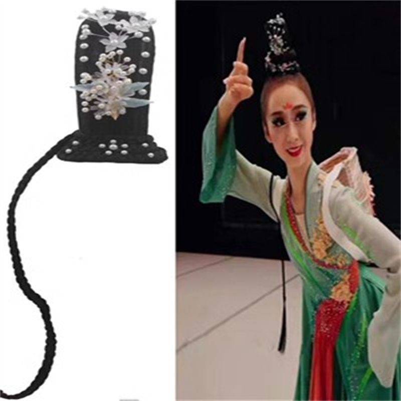 Qiu Tung Tung-tung's Qi-Tung Qi Fong-tung costume